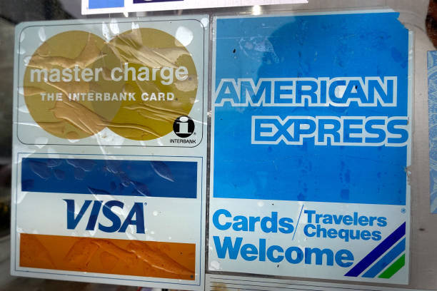 Реклама на входе сообщает клиентам, что они принимают кредитные карты American Express. Фото: Scott Olson/Getty Images