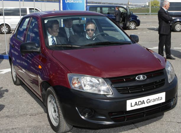 Линии по выпуску Lada Granta и Lada Niva «АвтоВАЗа» будут простаивать 21-25 марта Президент России Владимир Путин за рулём новой модели российского автомобиля Lada-Granta. Фото: VLADIMIR RODIONOV/RIA NOVOSTI/AFP via Getty Images