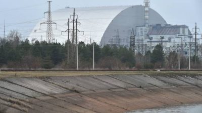 Защитный купол над саркофагом, закрывающим разрушенный четвёртый реактор Чернобыльской АЭС. Фото: SERGEI SUPINSKY/AFP via Getty Images