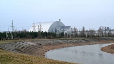 Защитный купол над саркофагом, закрывающим разрушенный четвёртый реактор Чернобыльской АЭС. Фото: SERGEI SUPINSKY/AFP via Getty Images