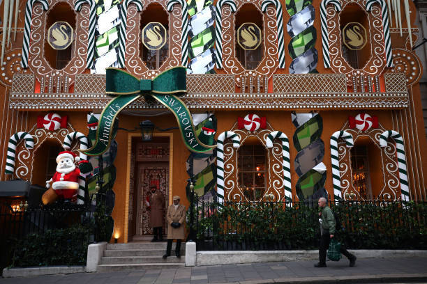 Рождественская выставка возле магазина Swarovski 21 декабря 2021 года в Лондоне, Англия. Фото: Dan Kitwood/Getty Images