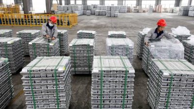 Алюминиевые слитки на заводе. Фото: STR/AFP via Getty Images