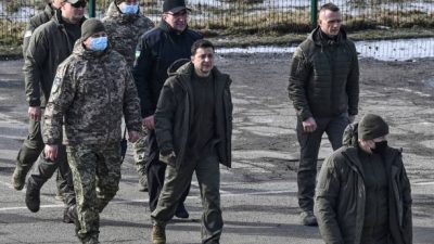 Президент Украины Владимир Зеленский(в центре) прибывает на военные учения в окрестностях города Ровно на севере Украины, 16 февраля 2022 года. Фото: ARISMESSINIS/AFPviaGettyImages