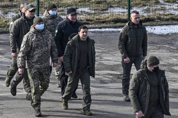 Украина не разрабатывает оружие массового поражения Президент Украины Владимир Зеленский(в центре) прибывает на военные учения в окрестностях города Ровно на севере Украины, 16 февраля 2022 года. Фото: ARISMESSINIS/AFPviaGettyImages
