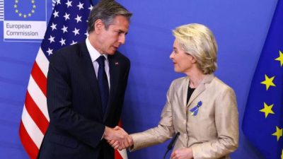 Президент Европейской комиссии Урсула фон дер Ляйен приветствует госсекретаря США Энтони Блинкена. Фото: YVES HERMAN/POOL/AFP через Getty Images