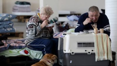 Беженцы из Украины в приёмном комплексе в столице Молдовы Кишинёве 15 марта 2022 годаФото: GIL COHEN-MAGEN/AFP via Getty Images
