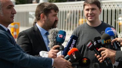 Советник президента Украины Михаил Подоляк беседует с прессой после первых переговоров России и Украины во дворце Долмабахче в Стамбуле 29 марта 2022 года. Фото: YASIN AKGUL/AFP via Getty Images