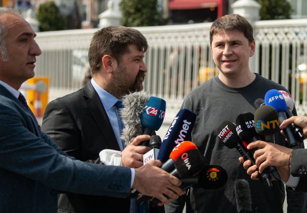 Советник президента Украины Михаил Подоляк беседует с прессой после первых переговоров России и Украины во дворце Долмабахче в Стамбуле 29 марта 2022 года. Фото: YASIN AKGUL/AFP via Getty Images