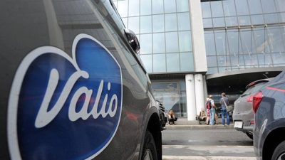 Логотип финского экспортёра молочных продуктов «Валио». Фото: OLGA MALTSEVA/AFP via Getty Images