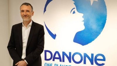 Генеральный директор Danone Эммануэль Фабер на фоне логотипа компании. Фото: PATRICK KOVARIK/AFP via Getty Images
