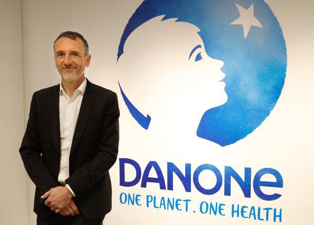 Генеральный директор Danone Эммануэль Фабер на фоне логотипа компании. Фото: PATRICK KOVARIK/AFP via Getty Images