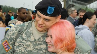 Отвратительно, но это правда, что мужчин, которые заботятся о подругах и жёнах, называют простодушными. Фото: David Mark via Dreamstime