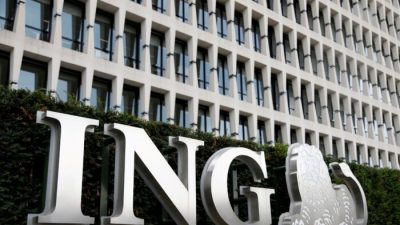 Логотип банка ING у входа в главный офис группы в Брюсселе, Бельгия, 5 сентября 2017 г. (Francois Lenoir/Reuters)
