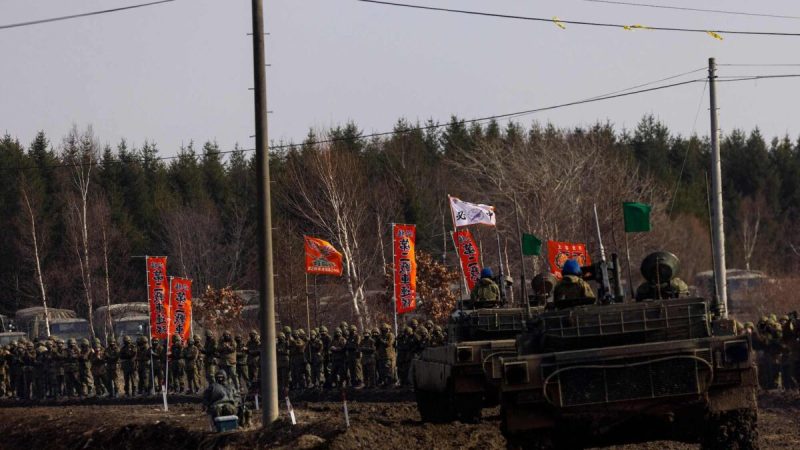 Военнослужащие сухопутных сил самообороны Японии аплодируют своим товарищам после участия в соревнованиях по боевой стрельбе из танка Тип-90 на полигоне Хоккайдо. Префектура Хоккайдо, 7 декабря 2021 года. Изображение: Behrouz Mehri/AFP via Getty Images 