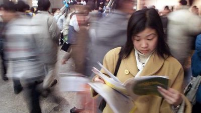 Показатели уровня занятости студентов колледжей, опубликованный Министерством образования Китая, весьма сомнительны. Многие студенты колледжей опубликовали свои мнения в блоге, чтобы разоблачить поддельные данные. (StephenShaver/AFP/GettyImages)