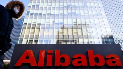 Логотип компании Alibaba Group в офисе в Пекине 5 января 2021 года. (Thomas Peter/Reuters)