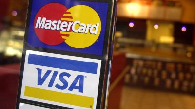 Visa и Mastercard приостановят все операции в России