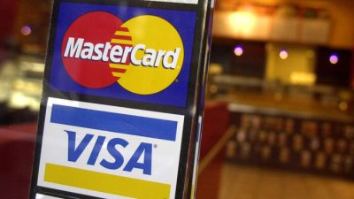 Карты Mastercard и Visa. Фото: Mark Lennihan/AP Photo