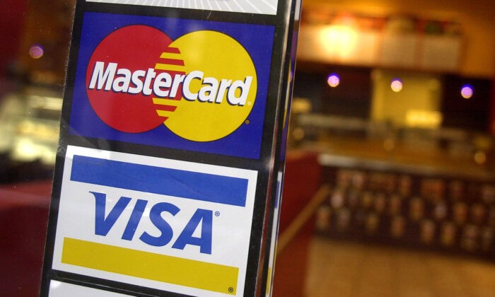 Карты Mastercard и Visa. Фото: Mark Lennihan/AP Photo