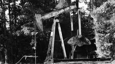 Добыча углеводородов. Фото: pixabay.com/photos/oil-pump-black-white-industry-2499156/
