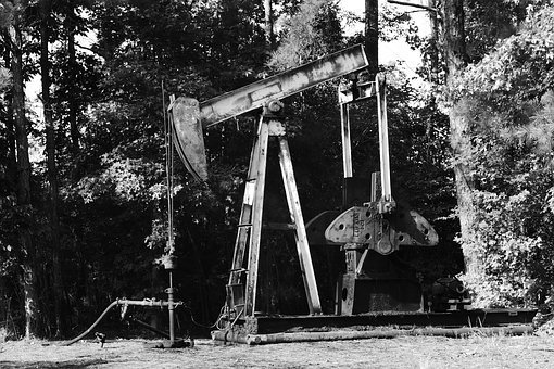 Добыча углеводородов. Фото: pixabay.com/photos/oil-pump-black-white-industry-2499156/
