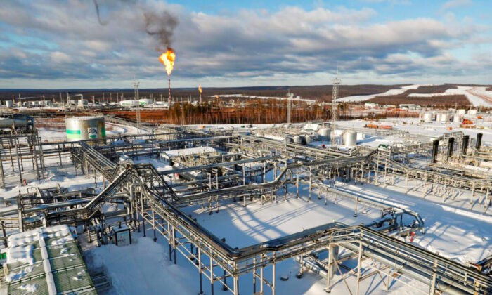 Цены на нефть растут, а США и мир по-прежнему зависят от российской нефти и газа Установка на Ярактинском нефтяном месторождении, принадлежащая Иркутской нефтяной компании, в Иркутской области, Россия, 10 марта 2019 года. Фото:VasilyFedosenko/Reuters