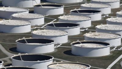 Резервуары для хранения сырой нефти на нефтяном хабе в Кушинге, штат Оклахома, 24 марта 2016 года.(NickOxford/Reuters)  