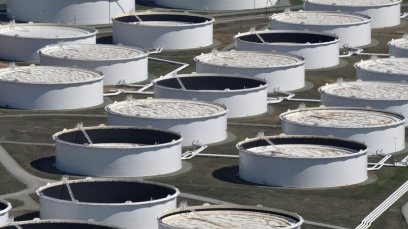 Резервуары для хранения сырой нефти на нефтяном хабе в Кушинге, штат Оклахома, 24 марта 2016 года.(NickOxford/Reuters)  