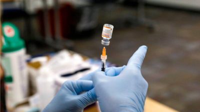 Медсестра готовит вакцину от COVID-19 компании Pfizer в Саутфилде, штат Мичиган, 5 ноября 2021 года. Фото: Jeff Kowalsky/AFP via Getty Images