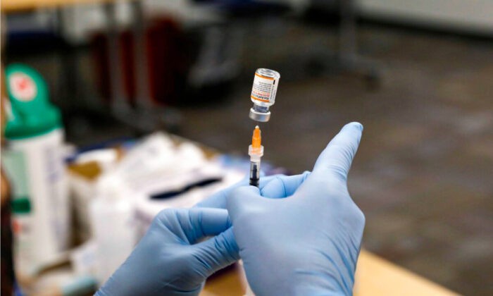 Медсестра готовит вакцину от COVID-19 компании Pfizer в Саутфилде, штат Мичиган, 5 ноября 2021 года. Фото: Jeff Kowalsky/AFP via Getty Images