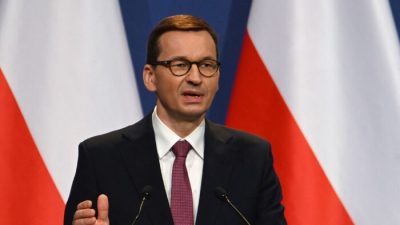 Премьер-министр Польши Матеуш Моравецкий выступает на пресс-конференции в Будапеште 1 апреля 2021 года. (AttilaKisbenedek/AFP viaGettyImages)