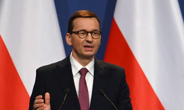 Премьер-министр Польши Матеуш Моравецкий выступает на пресс-конференции в Будапеште 1 апреля 2021 года. (AttilaKisbenedek/AFP viaGettyImages)