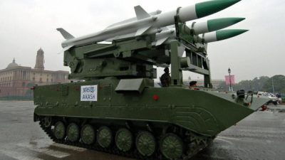 Индийский танк, оборудованный ракетами земля-воздух «Акаши», совершает манёвры возле Виджай Чоук на площади Раджпай в Нью-Дели, Индия. (PRAKASH SINGH/AFP via Getty Images) 