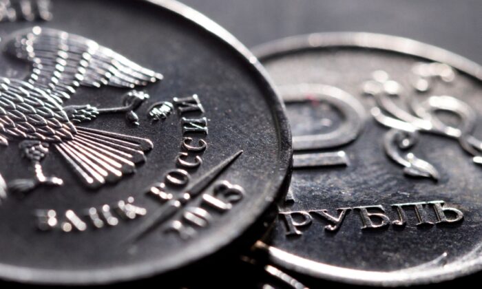 Российские рублёвые монеты, сделанные 24 февраля 2022 года. (Dado Ruvic/Illustration/Reuters)
