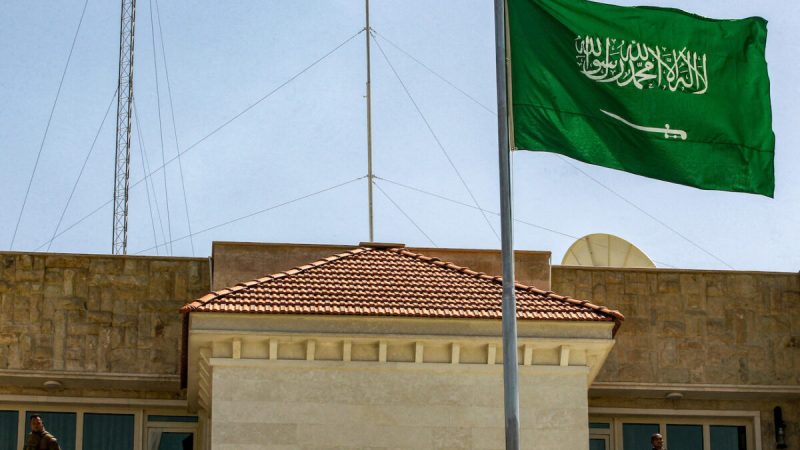 Флаг Саудовской Аравии развевается над консульством Саудовской Аравии в Багдаде, Ирак, 4 апреля 2019 года. Фото: AhmadAl-Rubaye/AFPviaGettyImages
