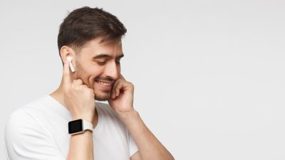 Беспроводные наушники могут быть не такими безопасными, как мы думаем. Shutterstock