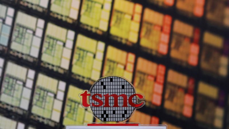 TSMC — самая востребованная компания в мире Логотип компании Taiwan Semiconductor Manufacturing Company Ltd. (TSMC) виден в штаб-квартире компании в Хсинчу, Тайвань, 31 августа 2018 года. (Tyrone Siu/Reuters)