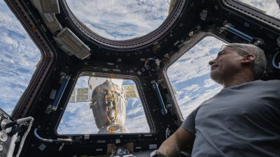Американский астронавт Марк Ванде Хей сидит на Международной космической станции 4 февраля 2022 года. (Kayla Barron/NASA via AP)