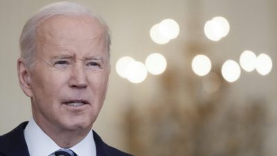 Президент США Джо Байден выступает в Вашингтоне 24 февраля 2022 года. (DrewAngerer/GettyImages)
