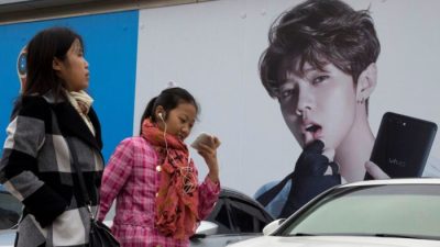 Реклама с изображением кумира подростков Лу Ханя, известного как китайский Джастин Бибер, Пекин, 21 октября 2017 года. (Ng Han Guan/AP Photo)
