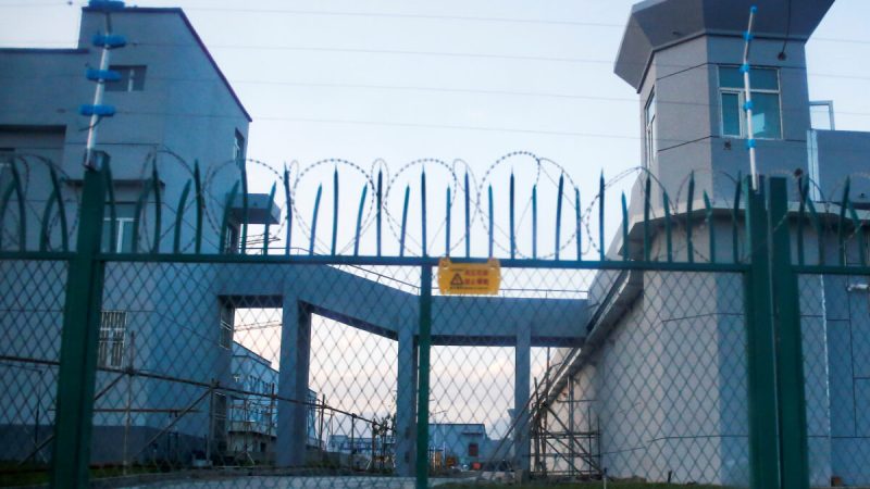 Ограждение по периметру вокруг так называемого центра профессионального образования в Дабаньчэне в Синьцзян-Уйгурском автономном районе, Китай, 4 сентября 2018 г. (ThomasPeter/Reuters) 