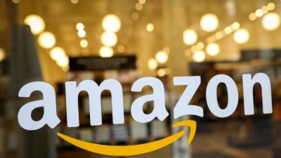 Логотип Amazon на двери розничного магазина Amazon Books в Нью-Йорке, 14 февраля 2019 года. (Brendan McDermid/Reuters)
