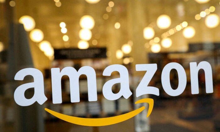 Логотип Amazon на двери розничного магазина Amazon Books в Нью-Йорке, 14 февраля 2019 года. (Brendan McDermid/Reuters)
