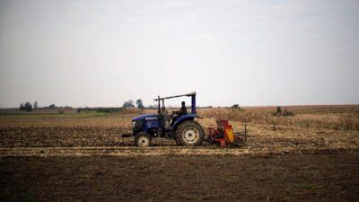 Посев пшеницы в Наньяне, провинция Хэнань, Китай, 13 октября 2021 года. Фото: Aly Song/Reuters
