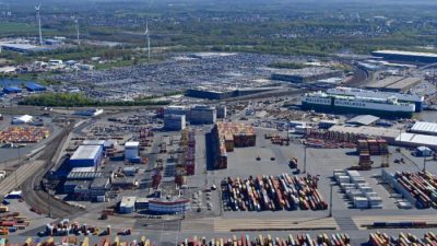 Автомобили, предназначенные для экспорта, ждут погрузки в порту, так как распространение коронавирусной болезни (COVID-19) продолжается в Бремерхафене, Германия, 24 апреля 2020 года. (Fabian Bimmer/Reuters)