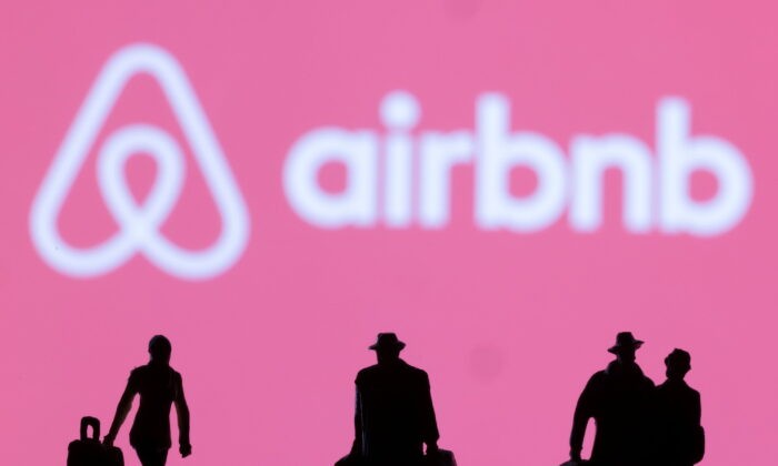 Фигурки на фоне логотипа Airbnb на этой иллюстрации, сделанной 27 февраля 2022 года. (Dado Ruvic/Illustration/Reuters)

