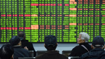 Инвесторы перед экраном с информацией об акциях в брокерской конторе в Ханчжоу, провинция Чжэцзян, Китай, 3 февраля 2020 г. (China Daily via Reuters)
