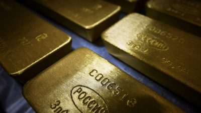 Маркированные слитки из золота чистотой 99,99% на заводе цветных металлов Красцветмет в сибирском городе Красноярске, Россия, 10 марта 2022 года. (Alexander Manzyuk/Reuters)