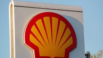 Вывеска заправочной станции Shell в Милтон-Кинсе, Великобритания, 5 января 2022 года. (Andrew Boyers/Reuters)