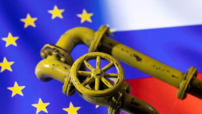 Трубы для природного газа, напечатанные на 3D-принтере, размещены на выставленных флагах ЕС и России. (Dado Ruvic/Reuters) ic